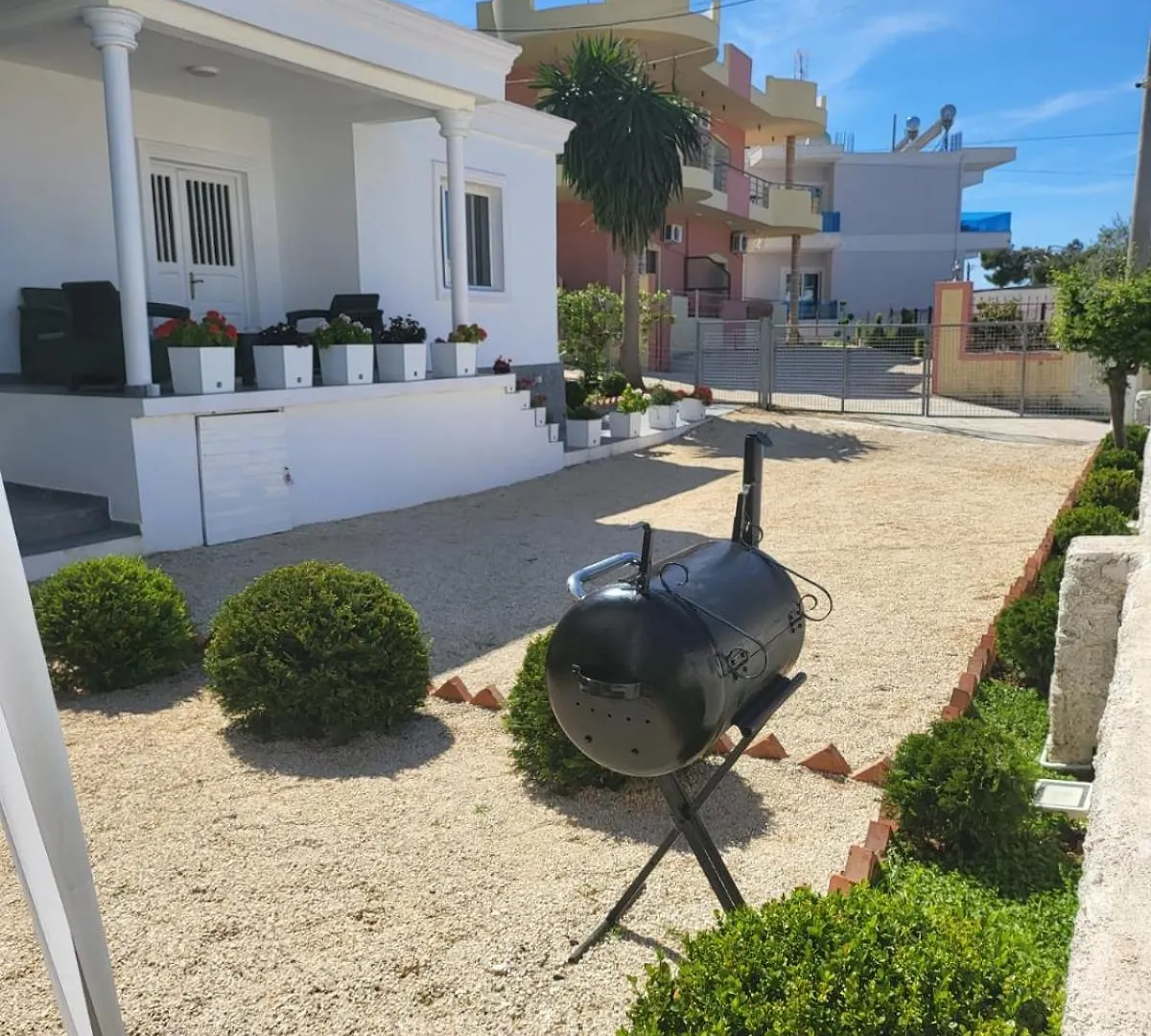 Vila Ademi クサミル